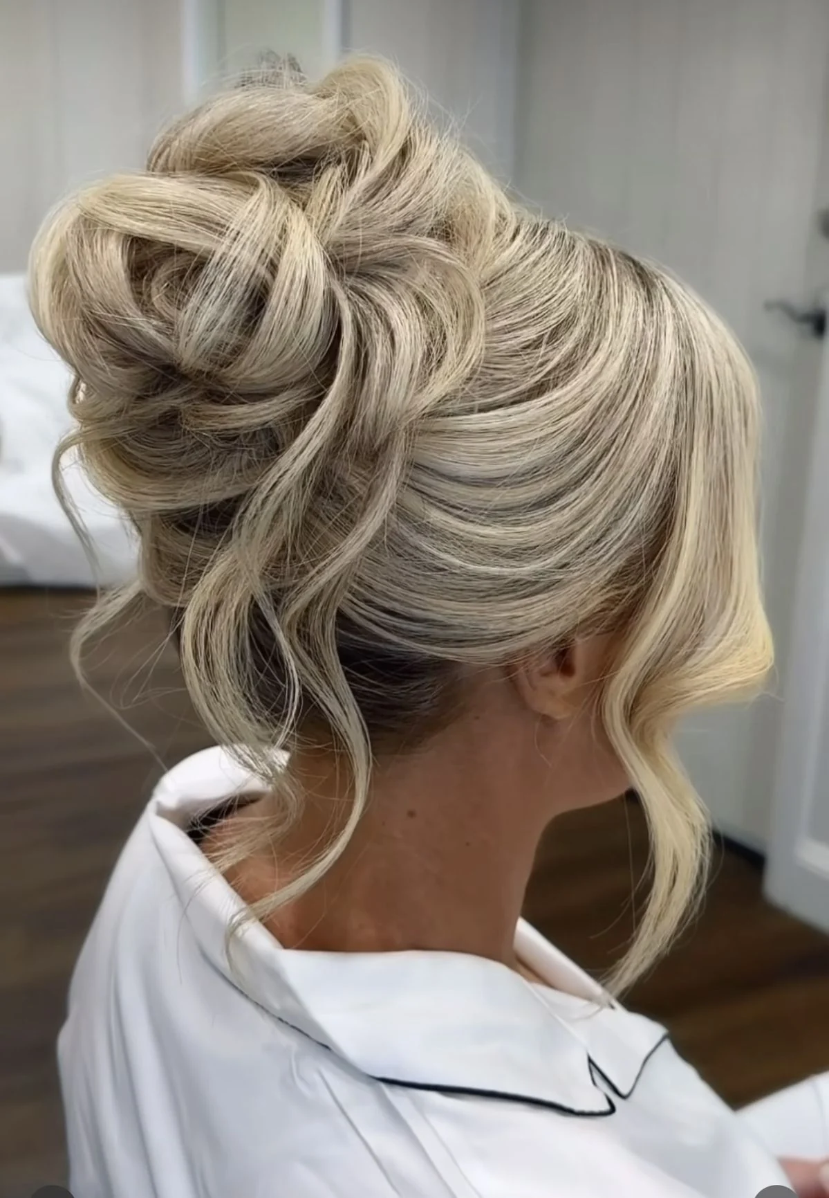 Chignon blond élégant